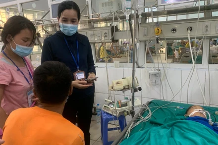 Cán bộ Chi cục An toàn vệ sinh thực phẩm tỉnh Hà Giang xác minh nguyên nhân ngộ độc quả hồng châu tại Bệnh viện đa khoa tỉnh Hà Giang. (Ảnh: Bích Hạnh)