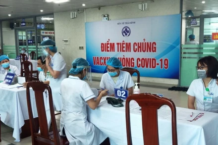 Người trực tiếp làm trong các cơ sở y tế được tỉnh ưu tiên tiêm vaccine phòng Covid-19.