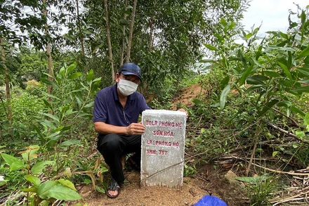 Các cột mốc do Ban Quản lý rừng phòng hộ Sơn Hòa mới cắm, khẳng định ranh giới rừng phòng hộ nhưng đã bị phá để trồng keo.