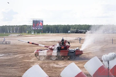 Kíp xe số 1 của Đội tuyển Xe tăng Việt Nam thi đấu xuất sắc ở trận ra quân, hoàn thành mục tiêu đề ra. Ảnh: THANH THỂ