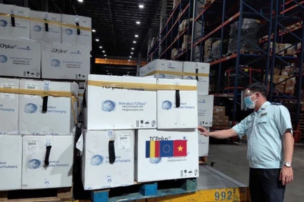 Hải quan sân bay quốc tế Tân Sơn Nhất làm thủ tục thông quan lô hàng 300 nghìn liều vaccine do Chính phủ Romania tài trợ Việt Nam.