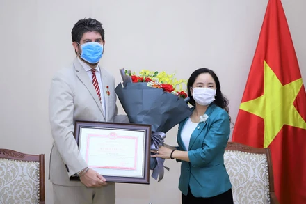 Thứ trưởng Trịnh Thị Thủy trao Kỷ niệm chương Vì sự nghiệp Văn hóa, Thể thao và Du lịch cho ông Michael Croft. (Ảnh: Bộ Văn hóa, Thể thao và Du lịch)