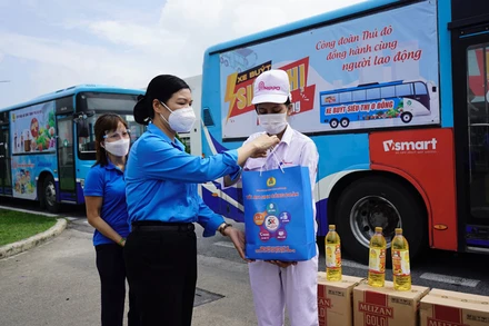 Liên đoàn lao động thành phố trao tặng 1.000 “Túi an sinh công đoàn” hỗ trợ đoàn viên, người lao động có hoàn cảnh khó khăn.