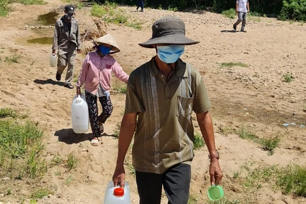 Người dân làng Canh Lãnh, xã Canh Hòa, huyện Vân Canh phải ra con  suối cạn lấy nước sạch.