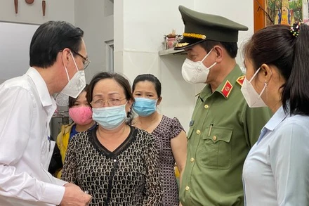 Đoàn lãnh đạo TP Hồ Chí Minh và Quận 6 động viên gia đình Thượng úy Phan Tấn Tài. Ảnh: VGP/Cổng thông tin điện tử Chính phủ