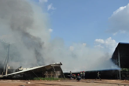 Lực lượng Phòng cháy, chữa cháy Công an Bình Phước khống chế ngọn lửa.