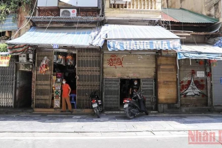 Hình ảnh chưa từng có ở phố Hàng Mã ngày Rằm tháng 7