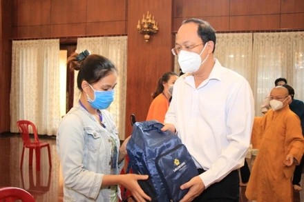 Lãnh đạo Thành uỷ TP Hồ Chí Minh động viên các tình nguyện viên trước khi lên đường nhận nhiệm vụ tại các cơ sở phòng, điều trị Covid-19.