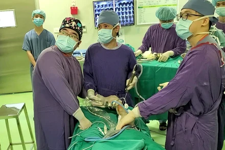 Các bác sĩ phẫu thuật cho bệnh nhân. 