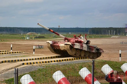 Kíp xe số 2 của đội tuyển Xe tăng Việt Nam thi đấu sáng ngày 26/8 (giờ địa phương) tại thao trường Alabino, Liên bang Nga. Ảnh: TRỊNH DŨNG