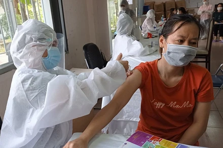 Tiêm vaccine cho công nhân Công ty cổ phần Tổng công ty May Đồng Nai.