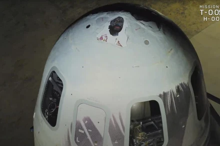 Tổ hợp tên lửa - tàu vũ trụ New Shepard của Blue Origin trước khi được phóng lên vũ trụ. Các bức chân dung được dán lên mũi tàu. (Ảnh: cắt từ video clip của Blue Origin)