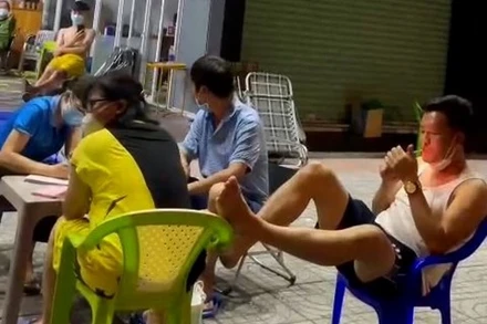 Các đối tượng vi phạm. (Ảnh cắt từ clip của lực lượng chức năng)