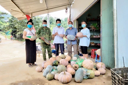 Bà con dân tộc Thái, bản Mánh Đanh, xã Ẳng Cang (huyện Mường Ảng) ủng hộ đồng bào vùng dịch.