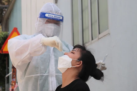 Nhân viên y tế lấy mẫu xét nghiệm cho người dân huyện Vĩnh Cửu (Đồng Nai).