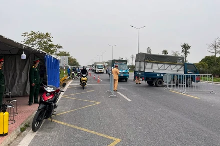 Chốt kiểm soát y tế ở cửa ngõ TP Hải Dương.