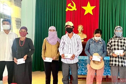 Bí thư Huyện uỷ Ba Tơ Đinh Ngọc Vỹ thăm hỏi, trao quà hỗ trợ cho bà con H’rê gặp khó khăn do dịch Covid-19