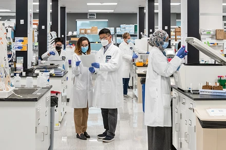 Các nhà khoa học của Arcturus Therapeutics (Mỹ) nghiên cứu vaccine trong phòng thí nghiệm.