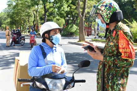 Kiểm soát chặt người đi lại trên đường phố. 