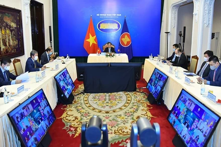 Bộ trưởng Bùi Thanh Sơn tham dự Hội nghị tại đầu cầu Hà Nội. (Ảnh: Báo Thế giới và Việt Nam cung cấp)