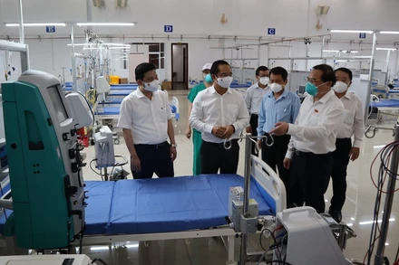 Lãnh đạo tỉnh Long An kiểm tra Trung tâm Hồi sức tích cực người bệnh Covid-19 nặng.  