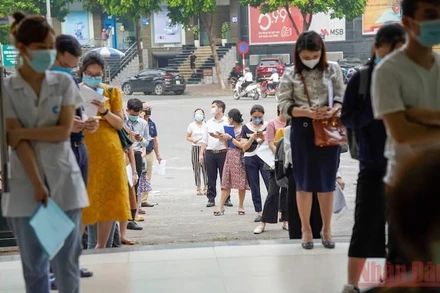 Người dân, doanh nghiệp xếp hàng xin dấu giấy đi đường của UBND phường