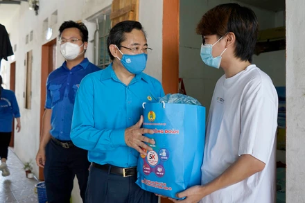 Chương trình "Đoàn kết chống dịch" hỗ trợ người khó khăn và tặng quà chốt trực