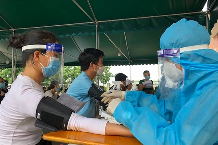 Tiêm vaccine cho người dân TP Thuận An, tỉnh Bình Dương.