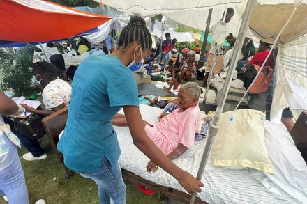 Nhân viên y tế thăm cụ bà đang điều trị bên ngoài một bệnh viện sau trận động đất mạnh 7,2 độ. (Ảnh: Reuters)