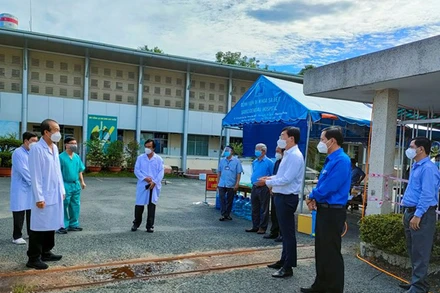 Lãnh đạo tỉnh Đồng Tháp thăm, động viên các y, bác sĩ Bệnh viện đa khoa Sa Đéc. 