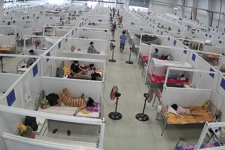 Điều trị bệnh nhân Covid-19 tại Bệnh viện dã chiến Bình Dương số 1.