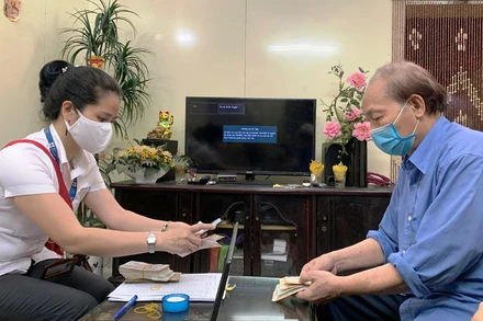 Chi trả lương hưu trực tiếp tại nhà cho người nghỉ hưu tại Hà Nội năm 2020 (Ảnh minh họa).
