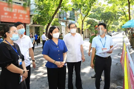 Phó Bí thư Thường trực Thành ủy Hà Nội Nguyễn Thị Tuyến kiểm tra công tác phòng, chống dịch Covid-19 tại khu vực bị phong tỏa, cách ly ngõ 68 phố Đội Cấn (quận Ba Đình).