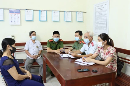 Cơ quan chức năng làm việc với Nguyễn Thị Tuyết (trái).