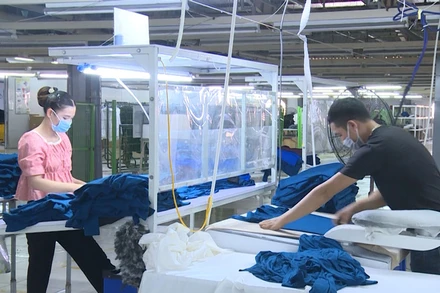 Người lao động làm việc tại Công ty may Tiên Sơn ở khu công nghiệp phía bắc tỉnh Thanh Hóa.