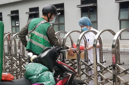 Cần ưu tiên tiêm cho lực lượng shipper. (Ảnh: HỒNG VÂN)