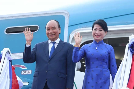 Lễ tiễn Chủ tịch nước Nguyên Xuân Phúc và Phu nhân tại Sân bay quốc tế Wattay. (Ảnh: TTXVN)