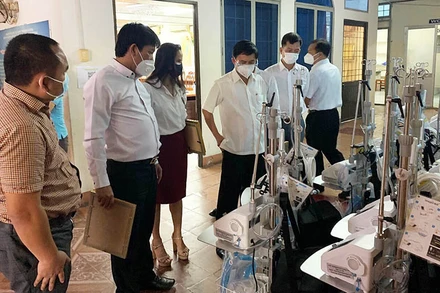 Đại diện lãnh đạo UBND, các sở, ngành và Hội Doanh nhân trẻ tỉnh Bình Dương tiếp nhận các trang thiết bị y tế. 