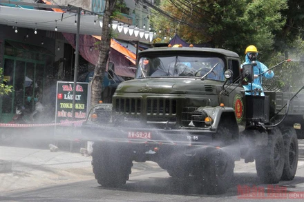 Lực lượng chức năng phun khử khuẩn toàn bộ điểm nóng trên địa bàn phường Nại Hiên Đông.