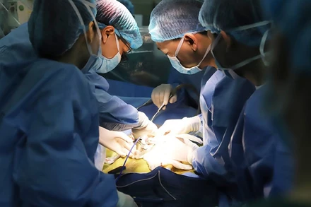 Các bác sĩ tiến hành ghép gan cho cháu bé. (Ảnh: BVCC)