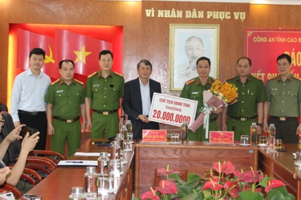 Chủ tịch UBND tỉnh Cao Bằng thưởng “nóng” Ban chuyên án 221C, bắt 5 đối tượng, thu giữ 40 bánh heroin.