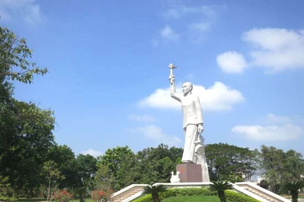 Tượng đài đồng chí Võ Văn Tần ở ngã tư Đức Hòa, huyện Đức Hòa. (Nguồn: baolongan.vn)