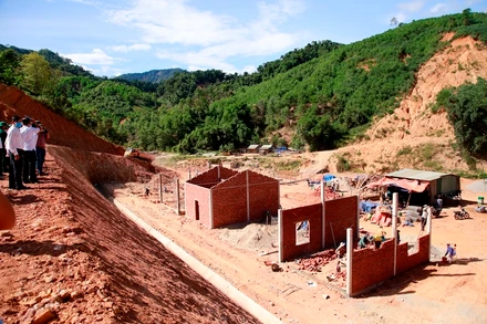 Lãnh đạo tỉnh kiểm tra xây dựng khu tái định cư tại xã Phước Thành.