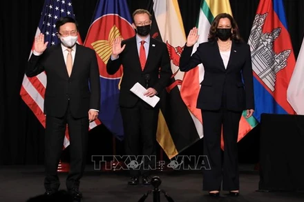 Phó Thủ tướng Phạm Bình Minh và Phó Tổng thống Hoa Kỳ Kamala Haris tại Lễ khai trương Văn phòng khu vực Đông Nam Á của CDC Hoa Kỳ. (Ảnh: TTXVN)