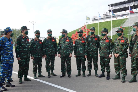 Trung tướng Phùng Sĩ Tấn động viên Đội tuyển Kinh tuyến trước khi bước vào phần thi cuối cùng của đội tuyển tại Army Games 2021 sáng 27/8. Ảnh: NGỌC HƯNG