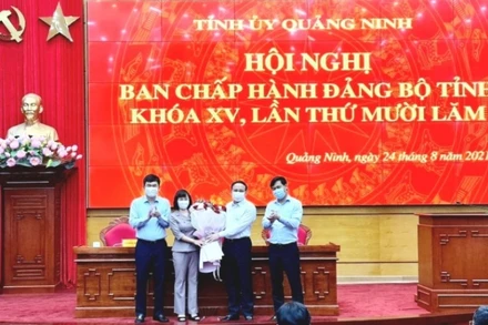 Thường trực Tỉnh ủy tặng hoa chúc mừng đồng chí Trịnh Thị Minh Thanh, Phó Bí thư Tỉnh ủy Quảng Ninh, nhiệm kỳ 2020-2025.