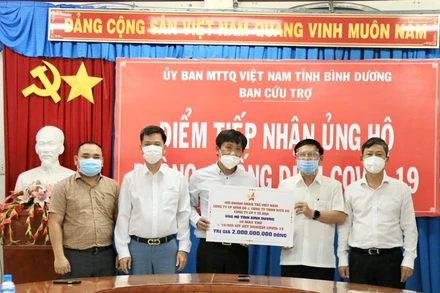Hội Doanh nhân trẻ Việt Nam trao tặng 10 máy thở và 10.000 kít xét nghiệm cho Quỹ phòng, chống dịch Covid-19 tỉnh Bình Dương. 