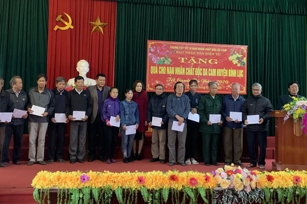 Ngày 12/1/2020, trước thềm Tết Nguyên đán Canh Tý, Báo Nhân Dân điện tử đã phối hợp cùng Hội nạn nhân chất độc da cam (NNCĐDC) huyện Bình Lục tổ chức gặp mặt và trao tặng gần 300 suất quà “Tết ấm” cho các nạn nhân bị nhiễm chất độc da cam trong huyện.