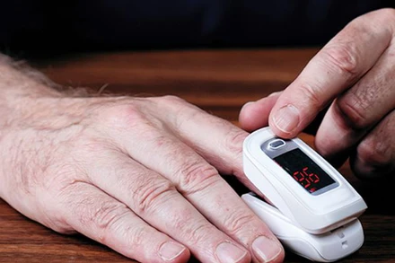 Nếu chỉ số SpO2 <= 95% cần báo ngay cho cơ sở quản lý người nhiễm Covid-19 tại nhà. (Ảnh minh họa)