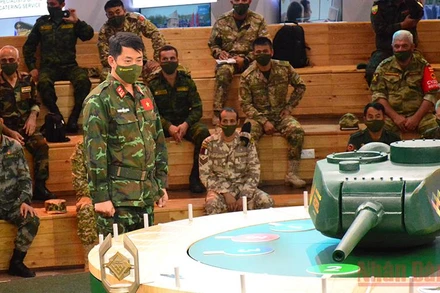 Đại tá Phan Hải Long, Đội trưởng đội tuyển Xe tăng Việt Nam thực hiện bốc thăm. Ảnh: TRỊNH DŨNG